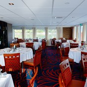 Skibet har en dejlig restaurant og top klasse mad med drikkevarer inkluderet