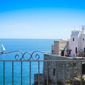 Vores hotel i Polignano a Mare - placeret direkte på klipper med udsigt til det Ioniske hav.