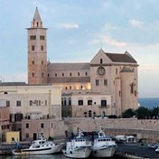 Trani katedral placeret ved havet