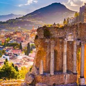Det romerske teater i Taormina med Etna i baggrunden.